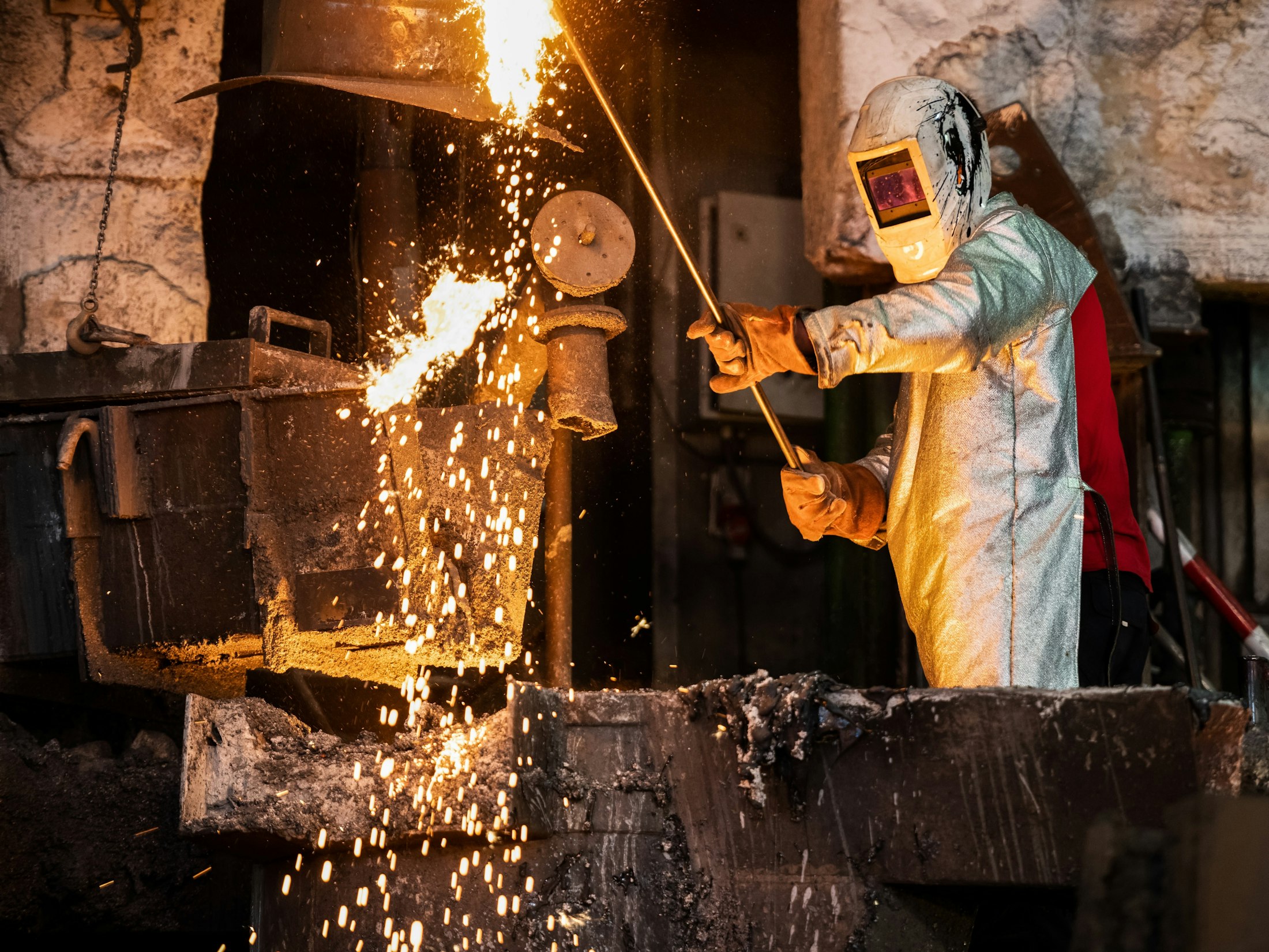 Molten metal worker reduced